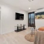 Cozy 2 Bedroom 2 Bath Cottage In Hollywood With Private Yard